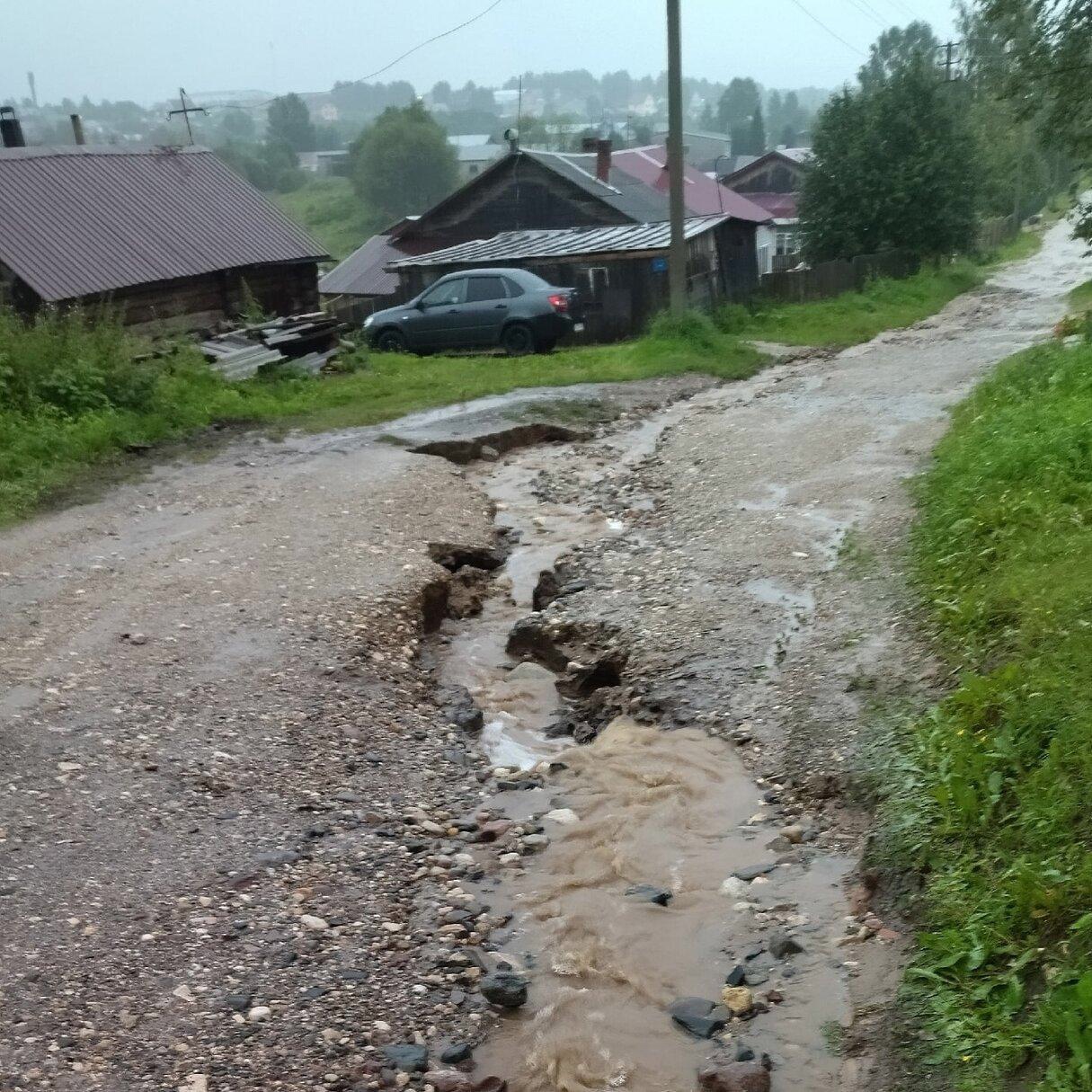 Жители переулка Советский обратились к депутату Государственной Думы Валентине Артамоновой по ремонту дороги.