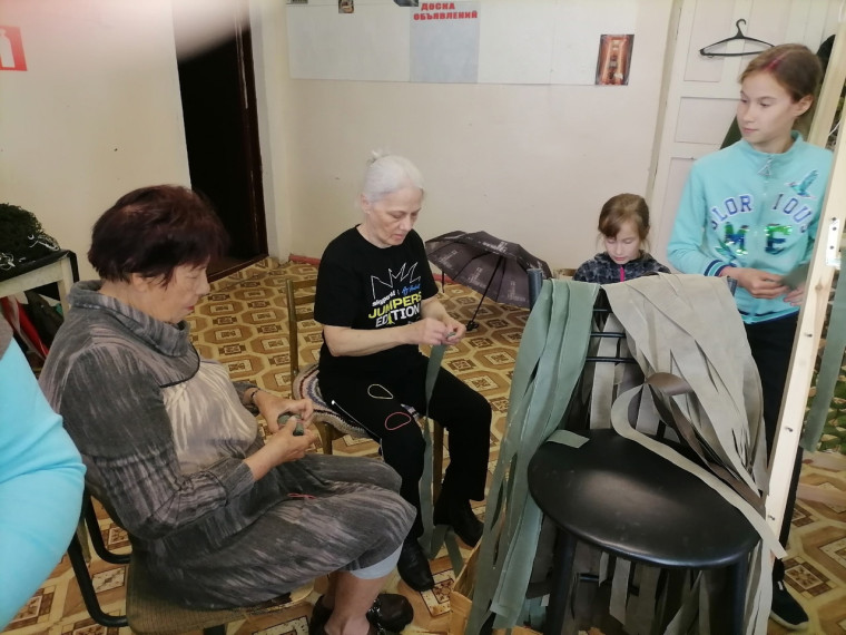 Преемственность поколений: бабушки посещают вологодские центры общения старшего поколения вместе с внуками. Преемственность поколений: бабушки посещают вологодские центры общения старшего поколения вместе с внуками.